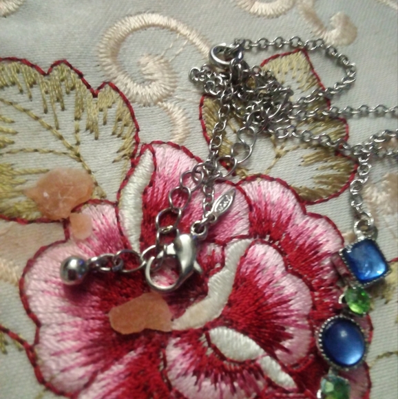 *** Vintage Avon Green & Blue Stones on Silver Drop Pendant Necklace - Picture 3 of 8